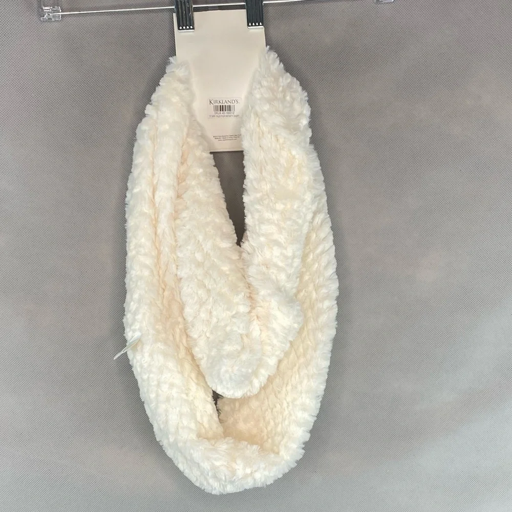 Women NWT infinity faux fur loop infinity scarf.